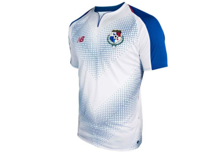 Panamá presentó su camiseta el 6 de abril, de color blanco con flechas de color azul en el pecho. Los hombros  y el cuello también son de color azul.