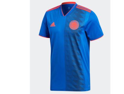 Colombia rinde homenaje a ‘la mulera’, el accesorio del traje típico de los campesinos. En la camiseta de la selección resaltan los colores azul y naranja.