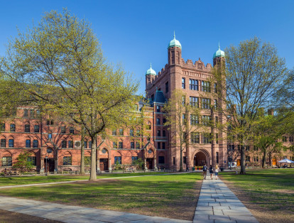 La Universidad de Yale ocupa el octavo lugar de esta lista. Ubicada en Connecticut, Estados Unidos, y fundada en 1701, ha tenido como estudiantes a personalidades como Hillary Clinton, John Kerry y la actriz Meryl Streep.