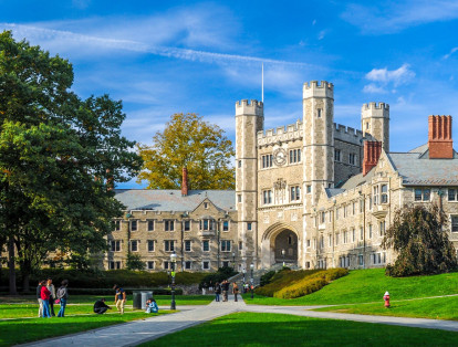 El séptimo puesto lo ocupa la Universidad de Princeton, en Estados Unidos. Su campus tiene 180 edificios, incluyendo 10 librerías con 14 millones de ejemplares aproximadamente. Alrededor de 800.000 personas de todo el mundo visitan esta universidad cada año.