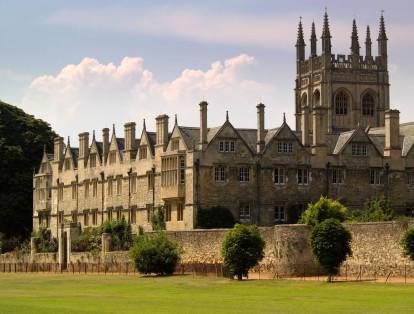 En el quinto lugar se encuentra la Universidad de Oxford (Reino Unido) la más antigua de habla inglesa en el mundo y la segunda más antigua a nivel global. Las ciencias son la fortaleza más sobresaliente de esta academia, habiéndose clasificado recientemente número uno en el mundo en medicina.