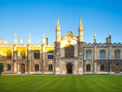 La Universidad de Cambridge (Reino Unido) ocupa la cuarta posición de este listado. En total, 92 afiliados de esta institución han recibido Premios Nobel, cubriendo todas las categorías.