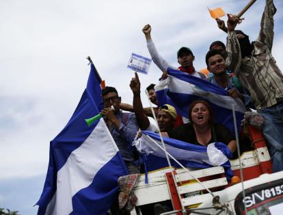 Mientras se producía el tiroteo en la UCA, el presidente Daniel Ortega se dirigió a los sandinistas que marcharon para mostrar su respaldo, y dejó un claro mensaje a los sectores que piden su dimisión y la convocatoria de elecciones anticipadas. "Nicaragua nos pertenece a todos y aquí nos quedamos todos", dijo el mandatario.