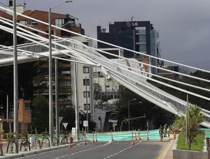 Siete personas resultaron heridas el 1 de febrero de 2015, tras el colapso del costado occidental del puente peatonal de la carrera 11 con calle 103, en el norte de Bogotá. El puente estaba en las pruebas finales de carga y hubo fallas en el diseño que causó su colapso. La obra pertenecía al Ejército y la constructora a cargo era Constructec S. A.