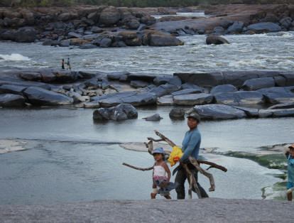El Parque Nacional Natural El Tuparro pretende contribuir con el proceso de constitución de resguardos indígenas. Por eso, acoge a la comunidad Raudalito Caño Lapa, que vive dentro del parque y cerca del famoso Caño Lapa. Por el momento, la comunidad está compuesta por 33 habitantes miembros, pertenecientes a nueve familias.