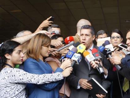 El excandidato presidencial venezolano Henri Falcón admitió que mantiene contacto con el Gobierno de Nicolás Maduro para evaluar las condiciones de un diálogo con el oficialismo, pese a que desconoció las elecciones en que fue derrotado y el mandatario reelegido. 
EFE