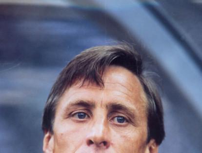 1. Johan Cruyff

Hendrik Johannes Cruijff, conocido internacionalmente como Johan Cruyff, recibió tres Balones de Oro y fue campeón de la Copa de Europa con el Ajax Ajax de Ámsterdam. Solamente jugó un Mundial de fútbol; la X Copa Mundial de Fútbol celebrada en Alemania, entre el 13 de junio y el 7 de julio de 1974. En dicho Mundial Cruyff perdió la final (2-1) ante la Alemania Occidental de Beckenbauer y no volvió a asistir a ninguna Copa del Mundo.