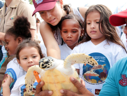 Los niños encargados de liberar las tortugas pertenecen al grupo ecológico Los Meros Sabios de la institución educativa Santa Cruz del Islote.