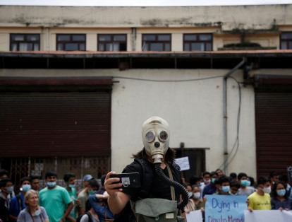 Un activista usa una máscara de gas durante las protestas contra la contaminación del aire que desencadenan las carreteras sin pavimentar en Nepal.