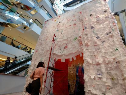 En Bangkok, Tailandia, una visitante observa una instalación artística hecha con bolsas de plástico recicladas para celebrar el Día Mundial del Medio Ambiente.