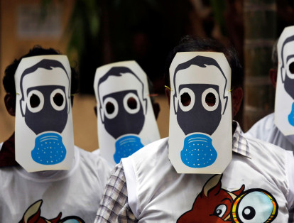 En Mumbai, India, protestantes marchan contra la contaminación usando antifaces con la imagen de máscaras de gas.