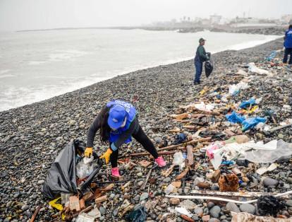 En el Día mundial del medio ambiente, voluntarios los desechos plásticos en la playa de Lima. 

Las Naciones Unidas hacen un llamado para reducir el uso de bolsas plásticas para combatir la contaminación de los océanos y el cambio climático.