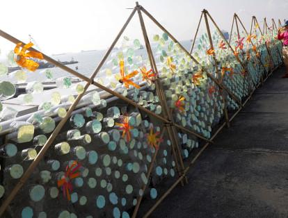 En Singapur, una instalación de arte emplea botellas plásticas como parte de las acciones que se llevan a cabo en el Día mundial del medio ambiente.