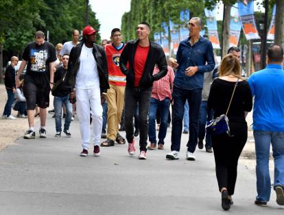 Los hombres más altos del mundo caminan juntos por la avenida de los Campos Elíseos en París.