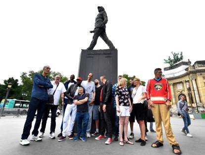 Los hombres más altos del mundo posan frente a la estatua del general De Gaulle en la avenida Champs-Elysees en París durante su encuentro.