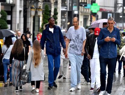 De izquierda a derecha: Abdramane Dembele, cuya altura alcanza los 2,35 metros, Brahim Takioullah, con 2,46 y Arshavir Grigoryan, de 2,33 metros caminan entre la multitud por la avenida Champs-Elysees en París durante la reunión de los hombres más altos del mundo.