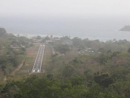 El Aeropuerto Narcisa Navas de Capurganá es de carácter regional y queda en el corregimiento del mismo nombre, en Chocó. Inició operaciones de líneas comerciales en 1974, sin embargo, en el 2013 este servicio se canceló. Actualmente, solo recibe vuelos chárter, al igual que vuelos privados y militares.