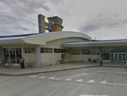 El Aeropuerto Álvaro Rey Zúñiga o El Caraño queda en el barrio Los Ángeles, a dos kilómetros de Quibdó, Chocó. Desde allí se operan vuelos regionales hacia Bogotá, Medellín y el Pacífico colombiano. Su tráfico de viajeros se vincula a la actividad minera y al turismo ecológico.