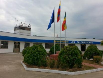 El Aeropuerto Los Colonizadores le brinda servicio a la ciudad de Saravena, Arauca. A esta terminal sólo llega operación comercial de la aerolínea estatal Satena, además de la Aerolínea de Antioquia ADA, que opera en temporada alta hacia la ciudad de Bucaramanga.