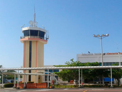 El Aeropuerto Almirante Padilla sirve a Riohacha, en la Guajira. Allí opera la aerolínea comercial Avianca y los vuelos chárter de Aerocaribe y Sky High Aviation Services. 
El Aeropuerto Javier Noreña Valencia brinda servicio a La Macarena, Meta. Cuenta con vuelos domésticos hacia Bogotá y Villavicencio, a cargo de la aerolínea comercial Satena.