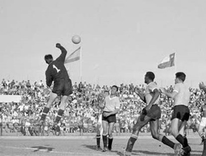El Mundial de Chile en 1962 es recordado en Colombia no solo por ser la primera Copa del Mundo en la que debutó la Selección sino que además ha pasado a la historia por el gol olímpico que anotó el barranquillero Marcos Goll en el partido contra la Unión Soviética.