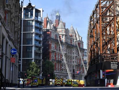 El hotel Mandarin Hyde Park, de doce pisos, se incendió hoy en Londres. En mayo pasado el hotel había terminado la restauración del edificio. No se reportaron víctimas.