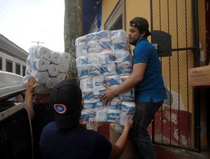 Un grupo de estudiantes "auto convocados" contra el gobierno de Daniel Ortega, iniciaron hoy una colecta de víveres para las personas atrincheradas en las carreteras de Nicaragua, con el objetivo de apoyar su manifestación antigubernamental. Dueños de tiendas y comercios también se unieron a la iniciativa.