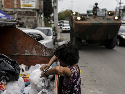 Unos 4.600 efectivos del Ejército brasileño participaron este jueves, junto con casi un millar de policías, en una operación contra el crimen en seis favelas de la zona oeste de Río de Janeiro, cuya seguridad está controlada por las Fuerzas Armadas desde febrero pasado.