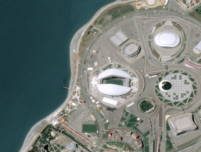 El estadio Olímpico de Fisht fue inaugurado en el 2013 y remodelado para la Copa del Mundo, razón por la que durante los Juegos Olímpicos de Sochi 2014 su capacidad era de 40.000 pero ahora es de 48.000.