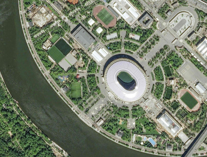 El primer estadio que recibirá los ojos del mundo enteró será el Luzhinki Stadium en Moscú. Allí se llevará a cabo el acto inaugural del Mundial y el primer partido. Además, este fue la sede principal de los Juegos Olímpicos de 1980. Tiene una capacidad para más de 81.000 espectadores.