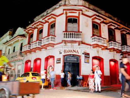 En Cartagena, en la calle de la Media Luna, se encuentra Cafe Havana, un bar de salsa tradicional y son cubano en vivo, en el que sus visitantes cantan, bailan y disfrutan de unos buenos tragos.
