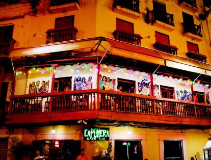 Otro lugar especial para los amantes de la salsa en Cartagena es Quiebra Canto, ubicado en el barrio Getsemaní, muy cerca de la Torre del Reloj. Su concepto está inspirado en los bares de salsa de los años 70 y 80 que se crearon en Nueva York, y que dieron inicio al boom de la música tropical.