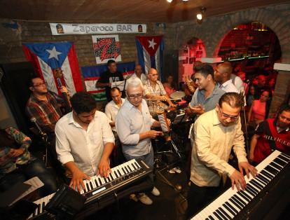 Ubicado en la Avenida 5 Norte, Zaperoco Bar brinda un espacio cómodo y alegre alrededor de la música,  allí los visitantes se liberan bailando y disfrutando de las presentaciones en vivo que se realizan los jueves.