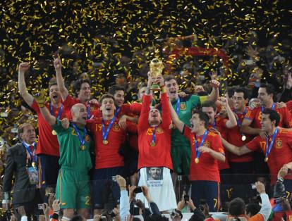 En la foto, Sergio Ramos (centro), jugador de la 
selección de España levanta el trofeo y celebra con sus compañeros tras coronarse como campeones del Mundial Sudáfrica 2010.