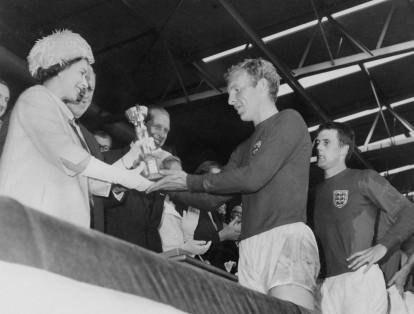 La reina Isabel de Inglaterra presenta la Copa Jules Rimet a Bobby Moore, capitán del equipo nacional de fútbol de Inglaterra, como su esposo, el Príncipe Felipe (C) y delantero
Geoff Hurst (R) mira después de que Inglaterra venció a Alemania Occidental por 4-2 en tiempo extra en la final de la Copa del Mundo el 30 de julio de 1966 en el estadio de Wembley en Londres. Hurst marcó tres goles, dos de ellos en tiempo extra, para ayudar a Inglaterra a ganar su primer título mundial. Esta imagen es parte de un paquete de 14 fotos seleccionado por AFP antes de la Copa Mundial 2010 en Sudáfrica
