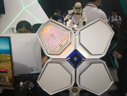 El DeepCool Quadstellar Electro es una caja para pc con un diseño en forma de dron que rompe todos los esquemas. Está compuesto de cuatro módulos que cuentan con iluminación RGB. A través de una app es posible controlar la disipación de calor y las luces.