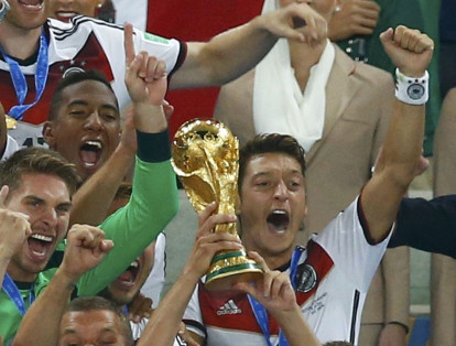 Mundial 2014 Brasil
Philipp Lahm, capitán de la selección de Alemania celebra con el trofeo luego de que su equipo se coronara campeón del Mundial Brasil 2014.