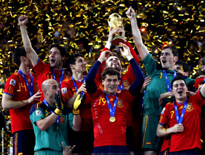 Mundial 2010 Sudáfrica
El arquero y capitán de la selección de España Iker Casillas (#1) y sus compañeros levantan el trofeo de campeones del mundo durante la final del Mundial Sudáfrica 2010 en el estadio Soccer City.