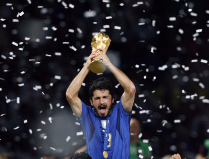El futbolista de la selección de Italia, Gennaro Gattuso que es alzado por sus compañeros, con el trofeo de la Copa Mundo en el estadio Olímpico de Berlín.