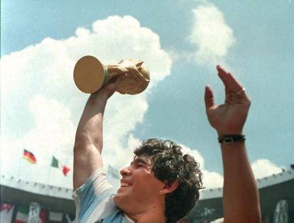 El capitán de la Selección Argentina de Fútbol, Diego Maradona, sostiene la copa obtenida en el enfrentamiento contra Alemania, durante el Mundial 
México 86.