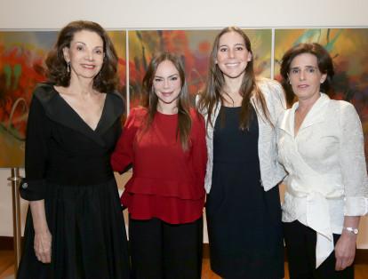 Helena Mogollón, Gilma España, directora ejecutiva;  Carolina Ardila, presidenta, y Camila Hernández.