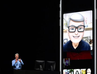 Cuando Apple presentó el iPhone X, una de sus características más llamativas fue el uso de los Animoji, los cuales copiaban fielmente los movimientos faciales de los usuarios gracias a la lengueta o 'notch' de este dispositivo. Luego, Samsung salió  al paso con los ARMojis, avatares en 3D creados a partir de una fotografía, a lo que Apple responde con los Memoji,que son avatares completamente personalizables hasta el punto que se pueden parecer al usuario.