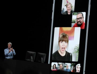Con la actualización a iOS 12, los usuarios podrán hacer videollamadas grupales de hasta 32 personas. Esta característica la ofrecen plataformas como Hangout, Skype y Facebook Messenger, este último con un máximo de 50 personas a la vez.