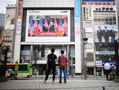 En Japón, los ciudadanos estuvieron atentos al encuentro desde diferentes lugares.