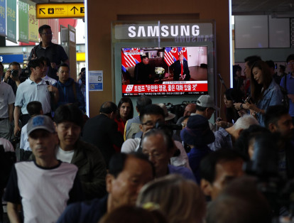 Ciudadanos surcoreanos observan atentos la transmisión de la cumbre en Singapur.