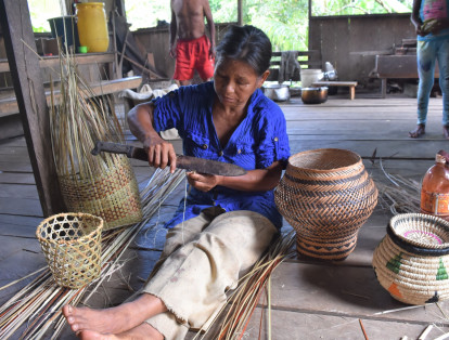 El Parque Nacional Natural Amacayacu mantiene un trabajo continuado para favorecer las actividades artesanales de la comunidad de San Martín de Amacayacu. Apoyan a los abuelos como a esta artesana dedicada a la cestería.