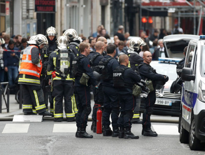 Las fuerzas de seguridad francesas detuvieron este martes al hombre que había tomado varios rehenes en un edificio del centro de París, informó el ministro del Interior, Gérard Collomb, que señaló que los liberados se encuentran sanos y salvos.