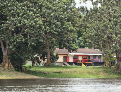 Las casas elevadas tipo palafítico, son propias de las áreas en donde el régimen de las aguas cambian el nivel sobre la orilla. Puerto Nariño, en el Amazonas colombiano, es un paraje imperdible para los visitantes que quedan encantados con los colores de las casas y su construcción tradicional.