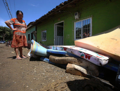 Colchones, ropa y electrodomésticos, fue lo que perdió María Ninfa Pérez y su familia tras la creciente del río en la madrugada del martes. Pide pronta atención del gobierno municipal y departamental.
