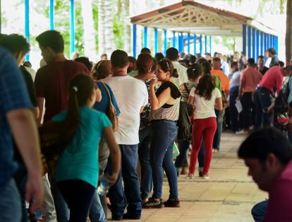 Miles de nicaragüenses buscan tramitar sus documentos para migrar a países vecinos de Centroamérica por temor a los grupos armados que siembran el terror en las calles y barrios, en medio de las protestas opositoras contra el gobierno de Daniel Ortega.